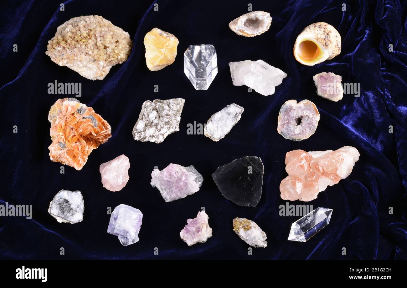 Collezione Di pietre Minerali su sfondo blu satinato Foto Stock