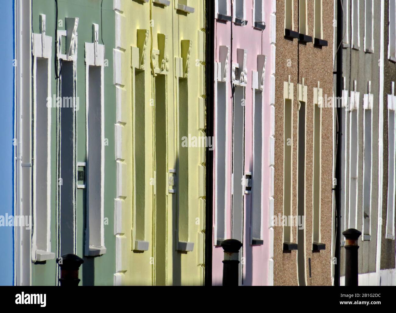 Semi abstract una vista più breve dell'architettura di Aberaeron è unica in questa parte del Galles. Ha file di colorata casa georgiana dipinta Foto Stock