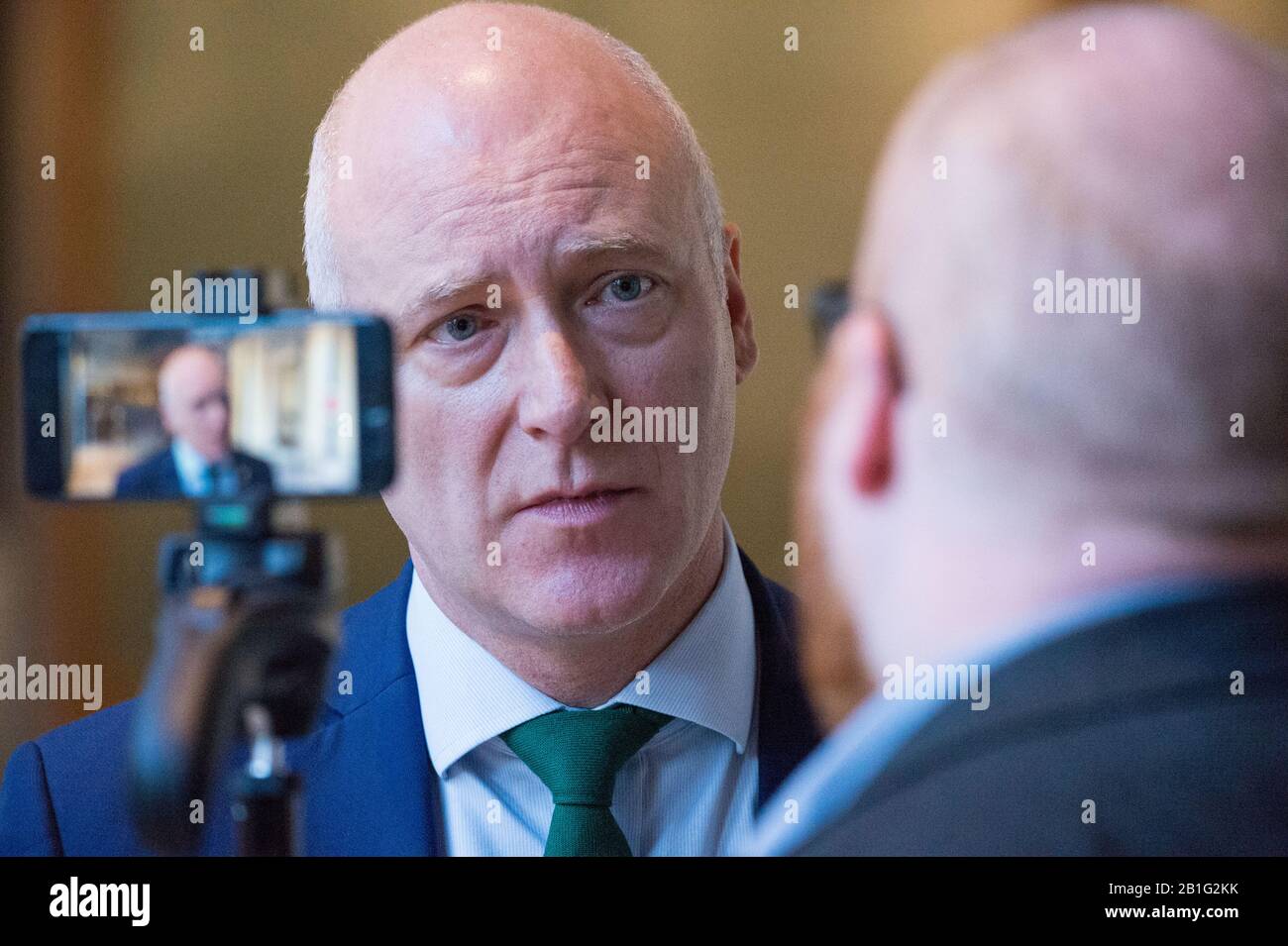 Edimburgo, Regno Unito. 25th Feb, 2020. Nella foto: Joe Fitzpatrick MSP - Ministro della sanità pubblica, dello sport e del benessere per il Partito Nazionale Scozzese (SNP). Visto commentare i decessi di droga Scotlands e la crisi di droga della Scozia whist essere intervistato sulla TV. Credito: Colin Fisher/Alamy Live News Foto Stock