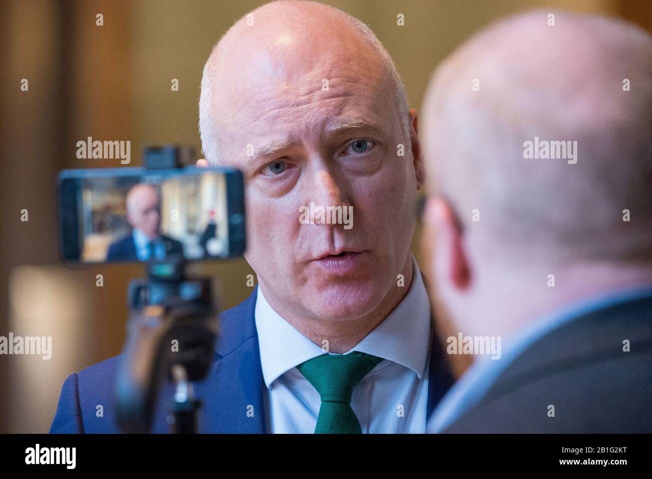 Edimburgo, Regno Unito. 25th Feb, 2020. Nella foto: Joe Fitzpatrick MSP - Ministro della sanità pubblica, dello sport e del benessere per il Partito Nazionale Scozzese (SNP). Visto commentare i decessi di droga Scotlands e la crisi di droga della Scozia whist essere intervistato sulla TV. Credito: Colin Fisher/Alamy Live News Foto Stock