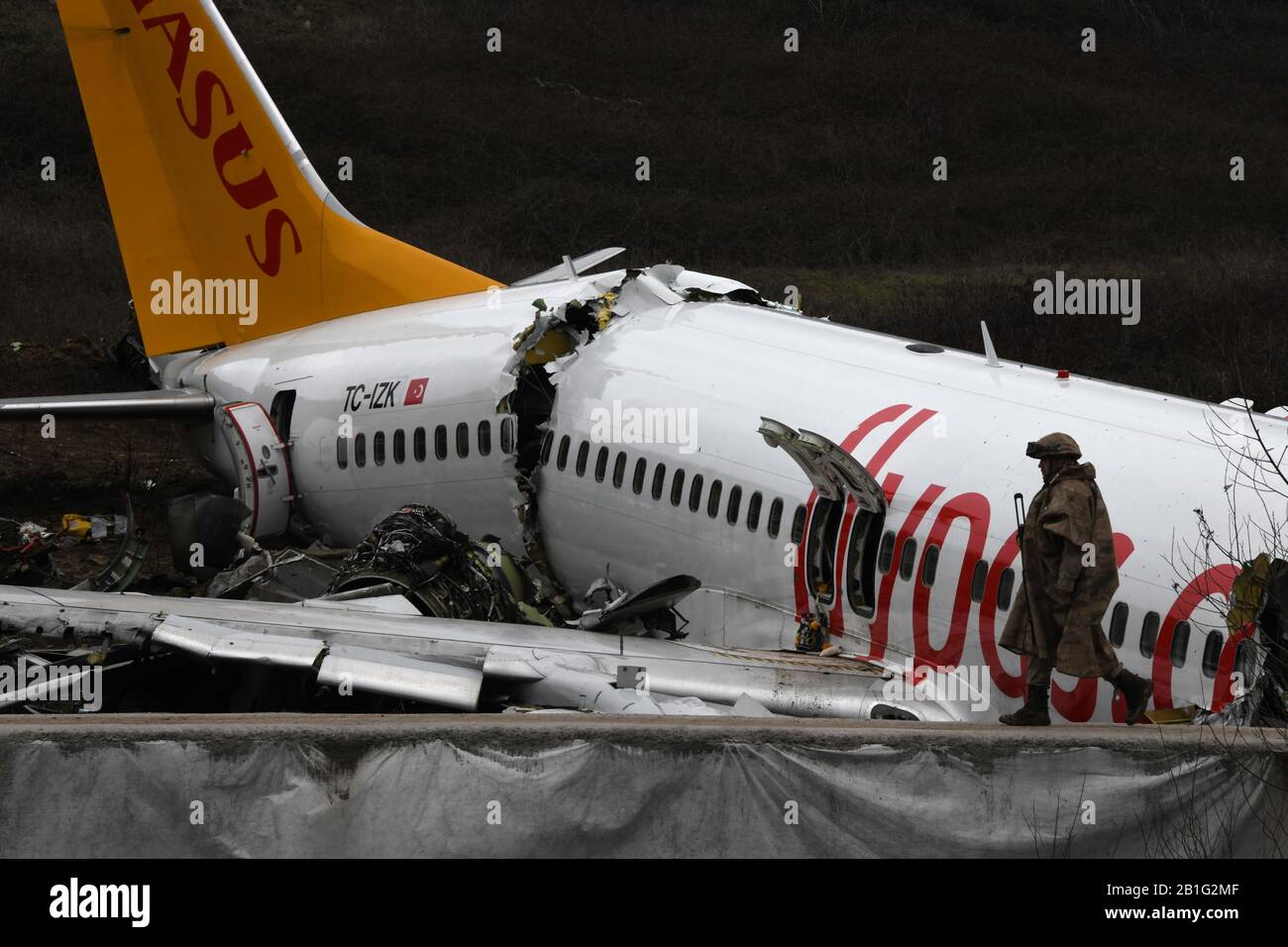 Istanbul. 6th Feb, 2020. Foto scattata il 6 febbraio 2020 mostra il sito dell'incidente aereo all'aeroporto internazionale Sabiha Gokcen di Istanbul, Turchia. Un pilota dell'aeromobile, che ha stracciato una pista in un aeroporto di Istanbul all'inizio di questo mese, è stato arrestato il 24 febbraio per aver causato la morte di tre persone e ferendo altri 180, media locali riferito. Credito: Xu Suhui/Xinhua/Alamy Live News Foto Stock