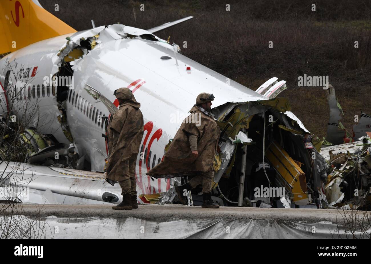 (200225) -- ISTANBUL, 25 febbraio 2020 (Xinhua) -- Foto scattata il 6 febbraio 2020 mostra il sito dell'incidente aereo all'aeroporto internazionale Sabiha Gokcen di Istanbul, Turchia. Un pilota dell'aeromobile, che ha stracciato una pista in un aeroporto di Istanbul all'inizio di questo mese, è stato arrestato il 24 febbraio per aver causato la morte di tre persone e ferendo altri 180, media locali riferito. (Xinhua/Xu Suhui) Foto Stock