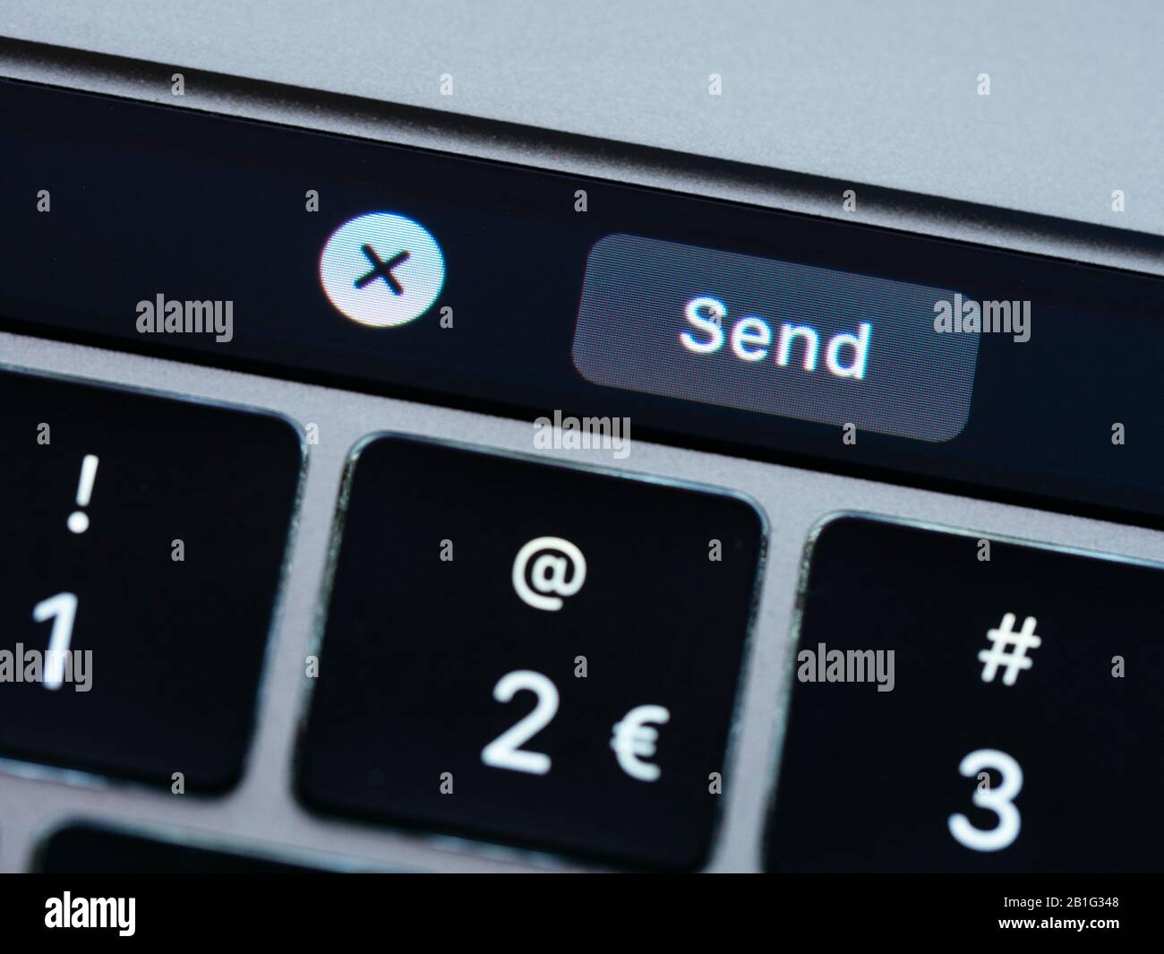 Pulsante di invio virtuale su un computer portatile per inviare un messaggio e-mail Foto Stock