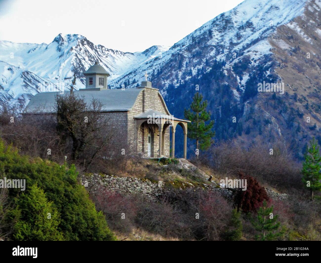 Ioannina Grecia St. christofer Curch Kalarites villaggio greco, Sulle montagne innevate di Tzoumerka vicino a prmanta e villaggi sirko epiro Foto Stock