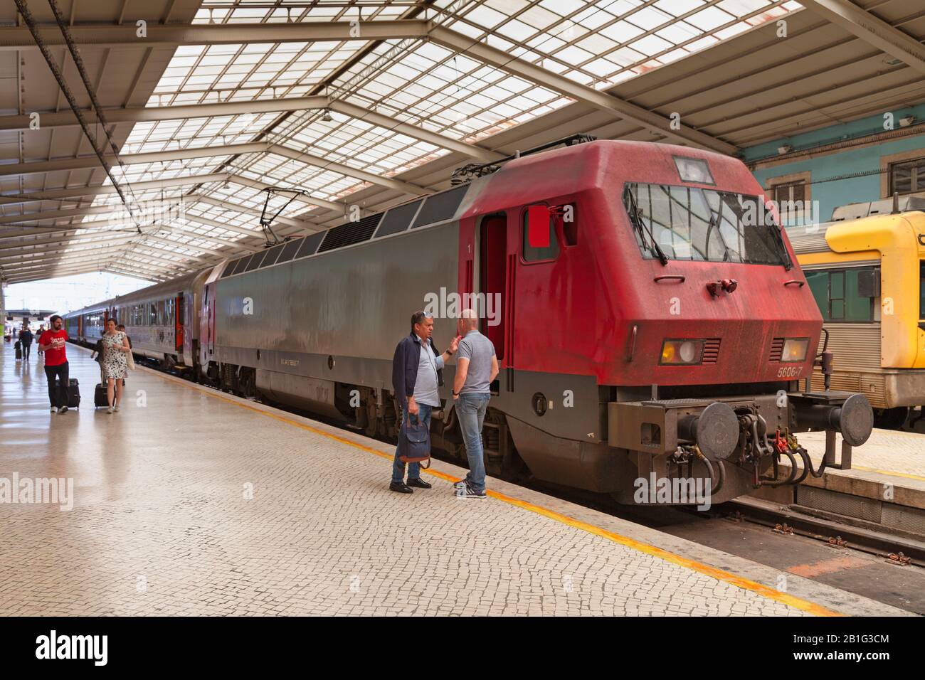 Lisbona, Portogallo - 02 giugno 2018: La stazione di Santa Apolónia è il più antico capolinea ferroviario del Portogallo. Si trova nel centro della città. Foto Stock