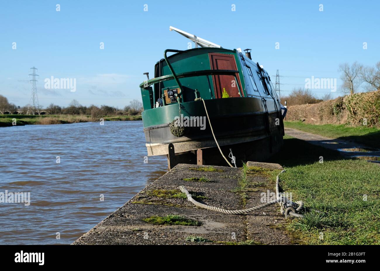 Un narrowboat lasciato sulla riva del canale dopo le inondazioni durante la tempesta Dennis, febbraio 2020 Foto Stock