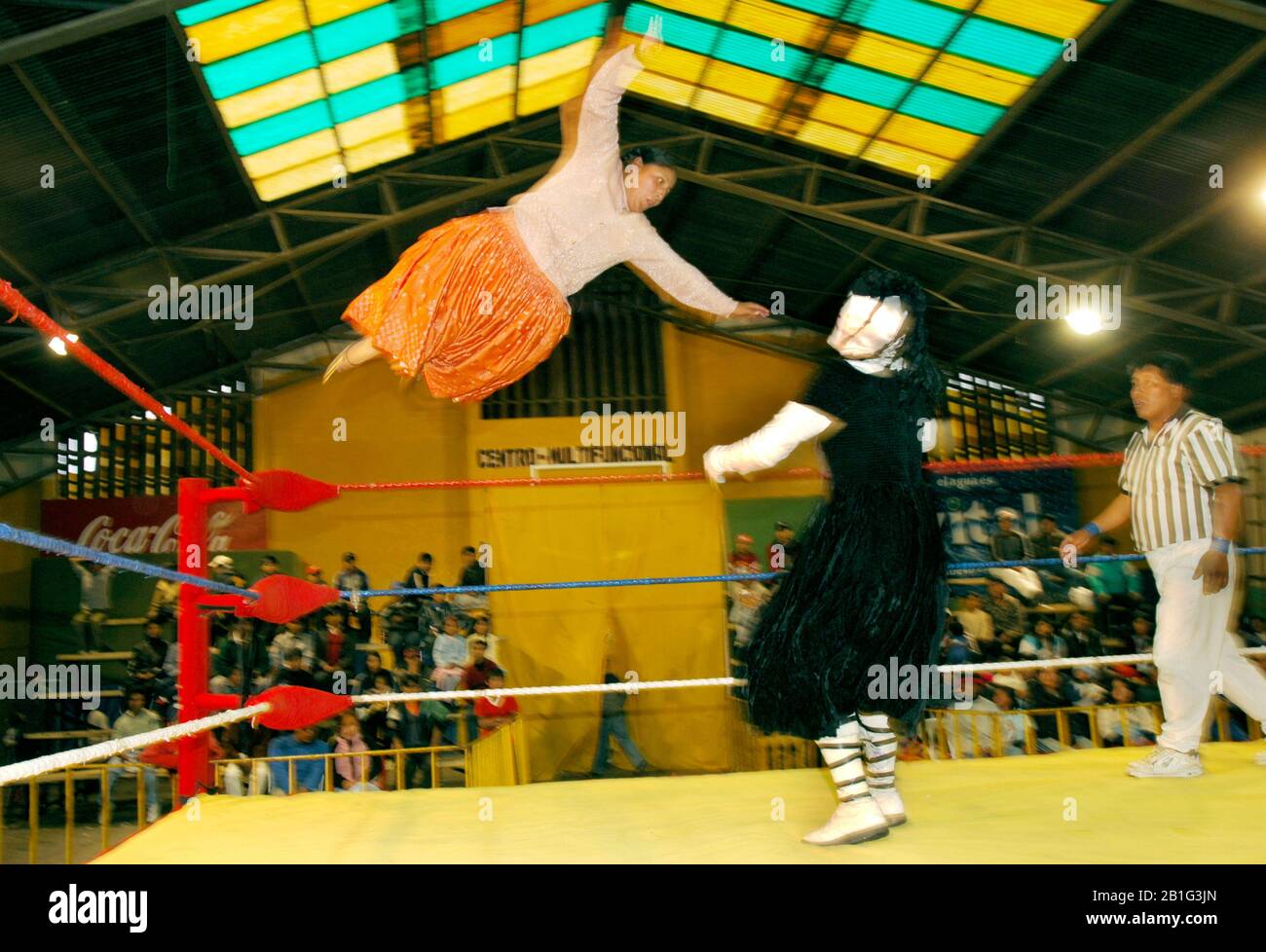 In uno degli esercizi più spettacolari, il salto dalla terza corda, uno dei combattenti di Cholita si getta contro il suo avversario Foto Stock