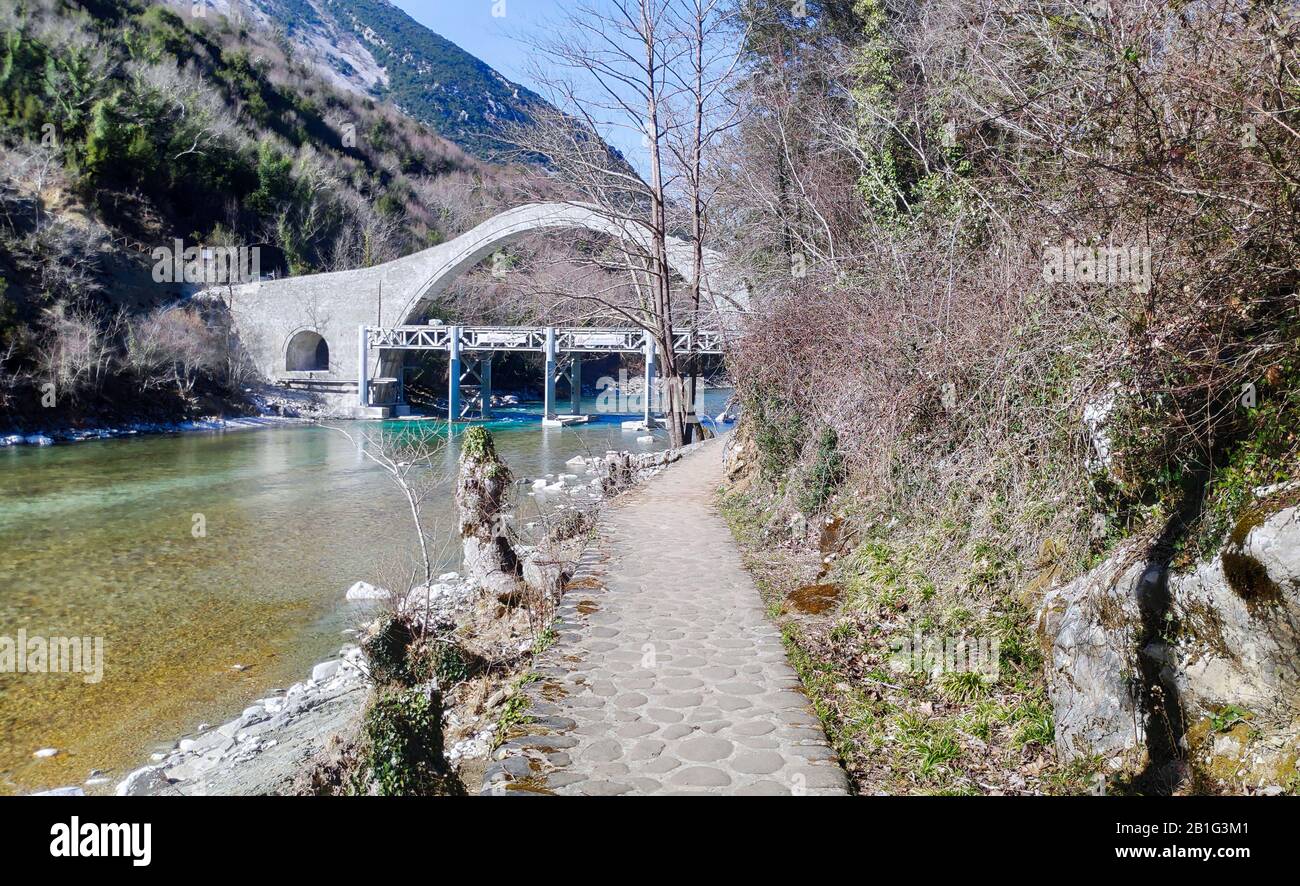 Ioannina Grecia NUOVO ponte di pietra riedificato di Plaka nel fiume arachthos tzoumerka, collega ioannina e Arta City, la vecchia era crollata nel 2015 Foto Stock