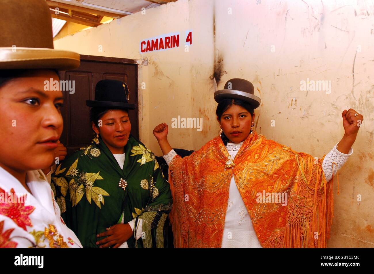 Julita la paceña, Juanita la cariñosa e Margarita, tre combattenti "colitas", in attesa di entrare nel ring. Foto Stock