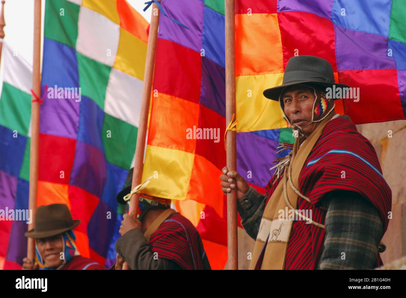 Diversi indiani Aymara portano il Wipala, la bandiera originale delle popolazioni indigene andine Foto Stock