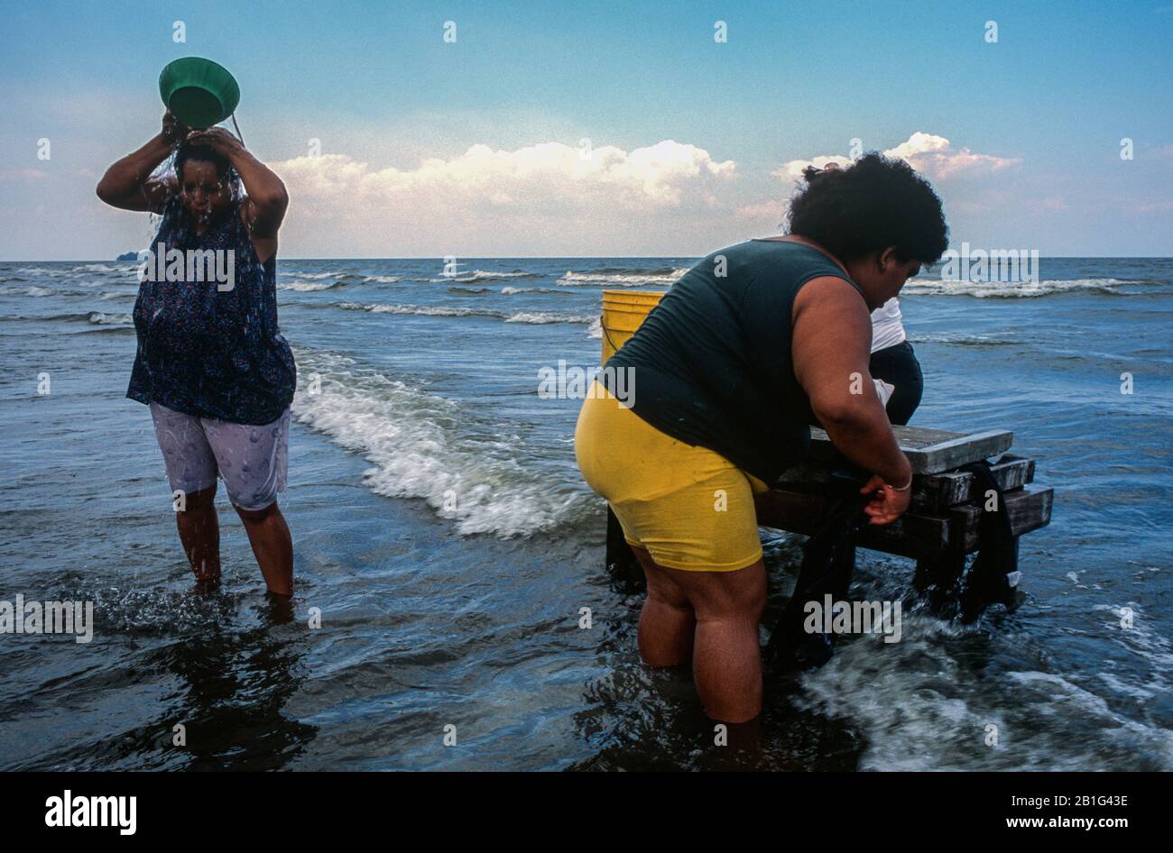Tre donne si bagnano e si lavano i loro vestiti nel lago Nicaragua Foto Stock