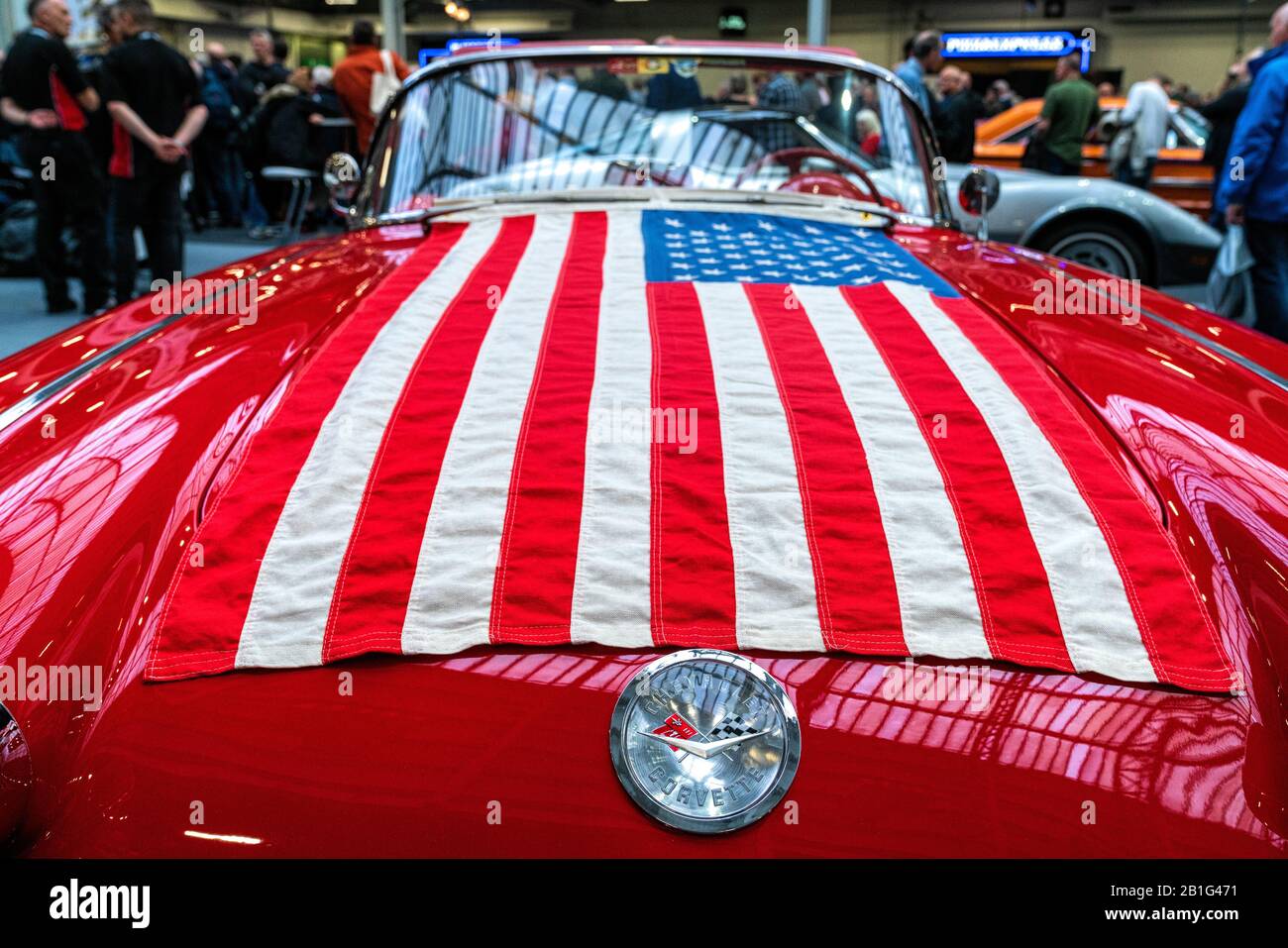 22 Feb 2020 - Londra, Regno Unito. Primo piano di un emblema Chevrolet Corvette C1 e bandiera americana sul cofano. Foto Stock