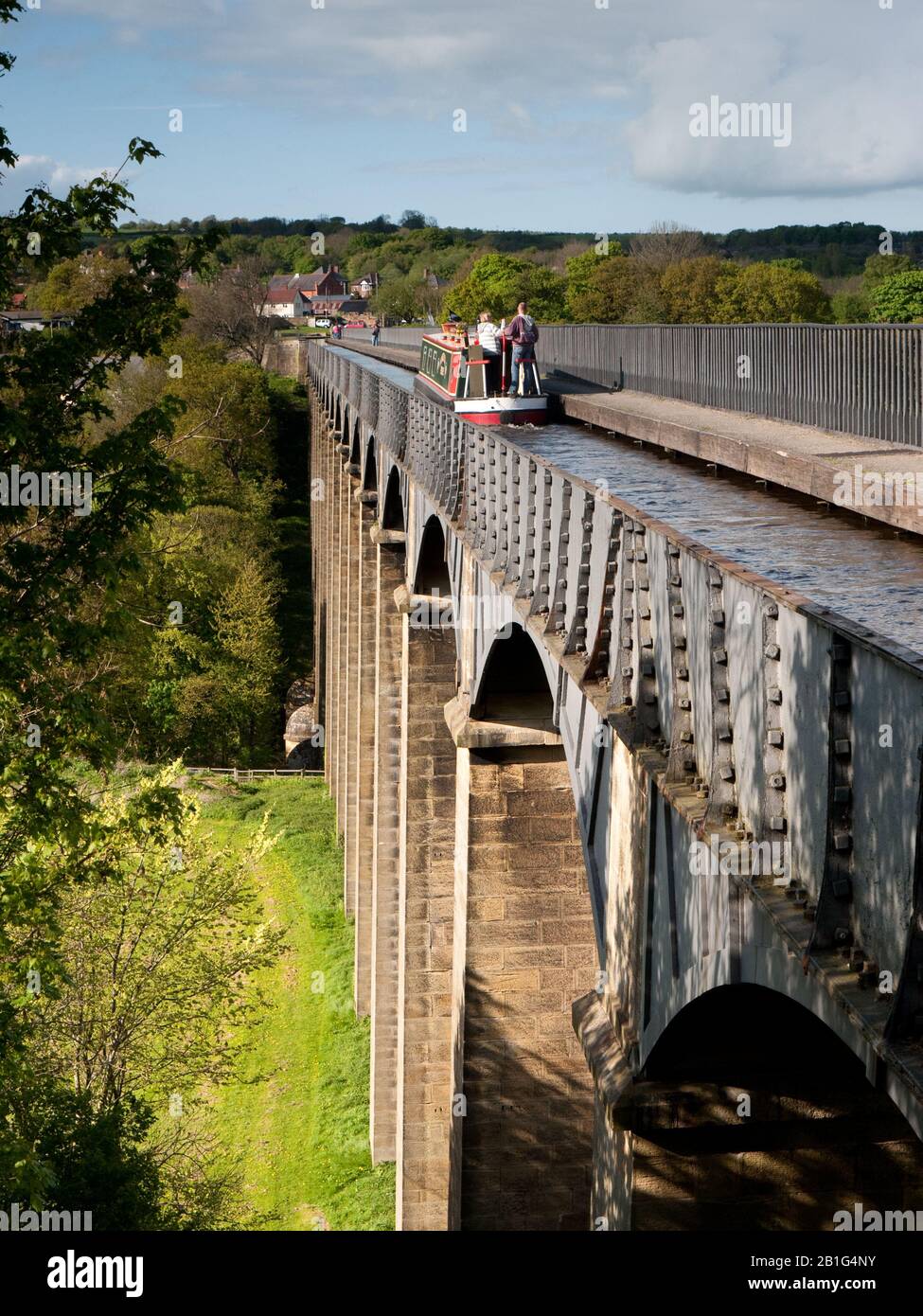 Narrowboat attraversando il sito patrimonio mondiale dell'Aqueduct di Pontcysyllte che porta il canale di Llangollen sulla valle del fiume Dee vicino Trevor a nord Foto Stock