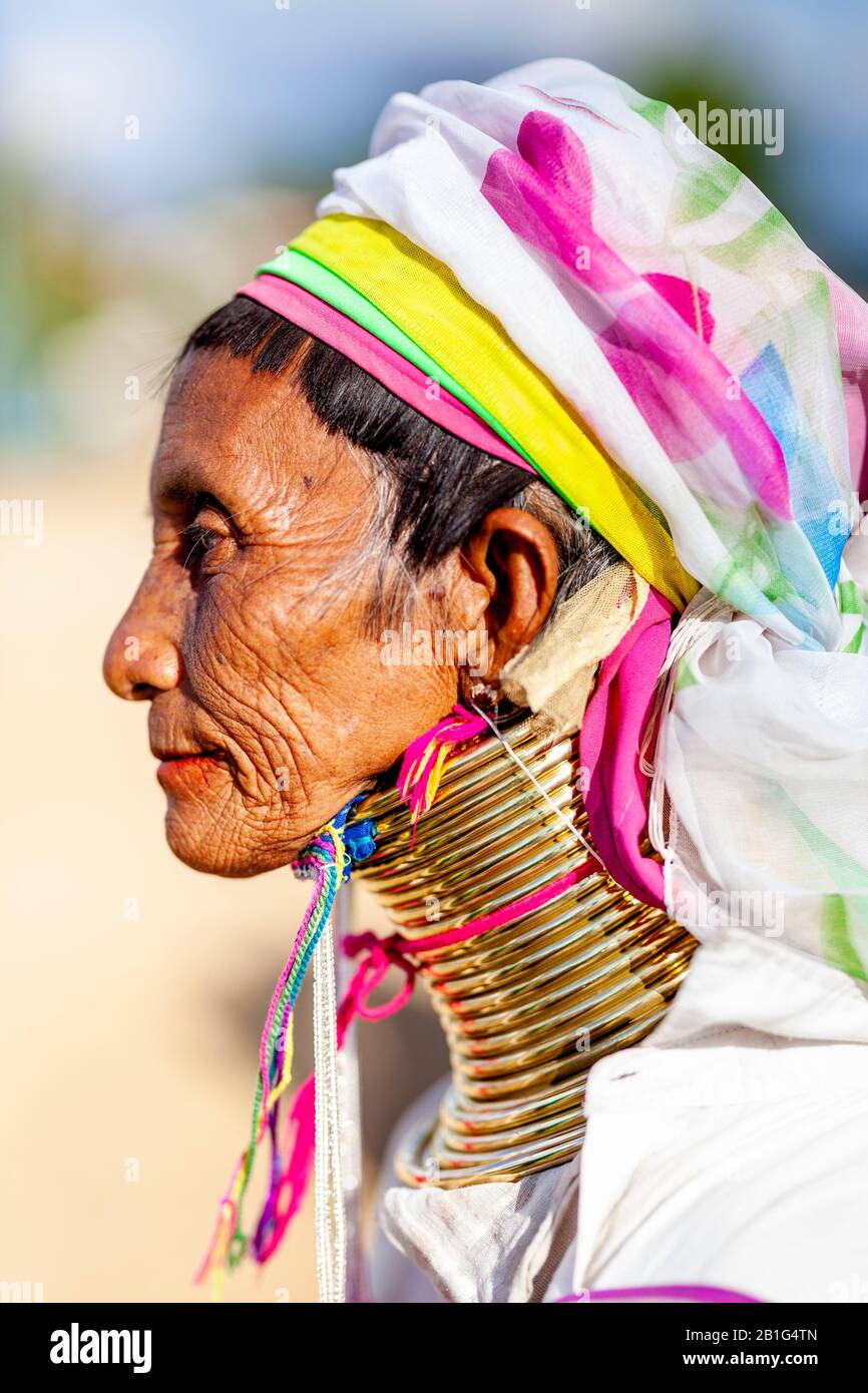 Un Ritratto Di Una Donna Del Gruppo Di Minoranza Kayan (Collo Lungo), Loikaw, Stato Di Kayah, Myanmar. Foto Stock