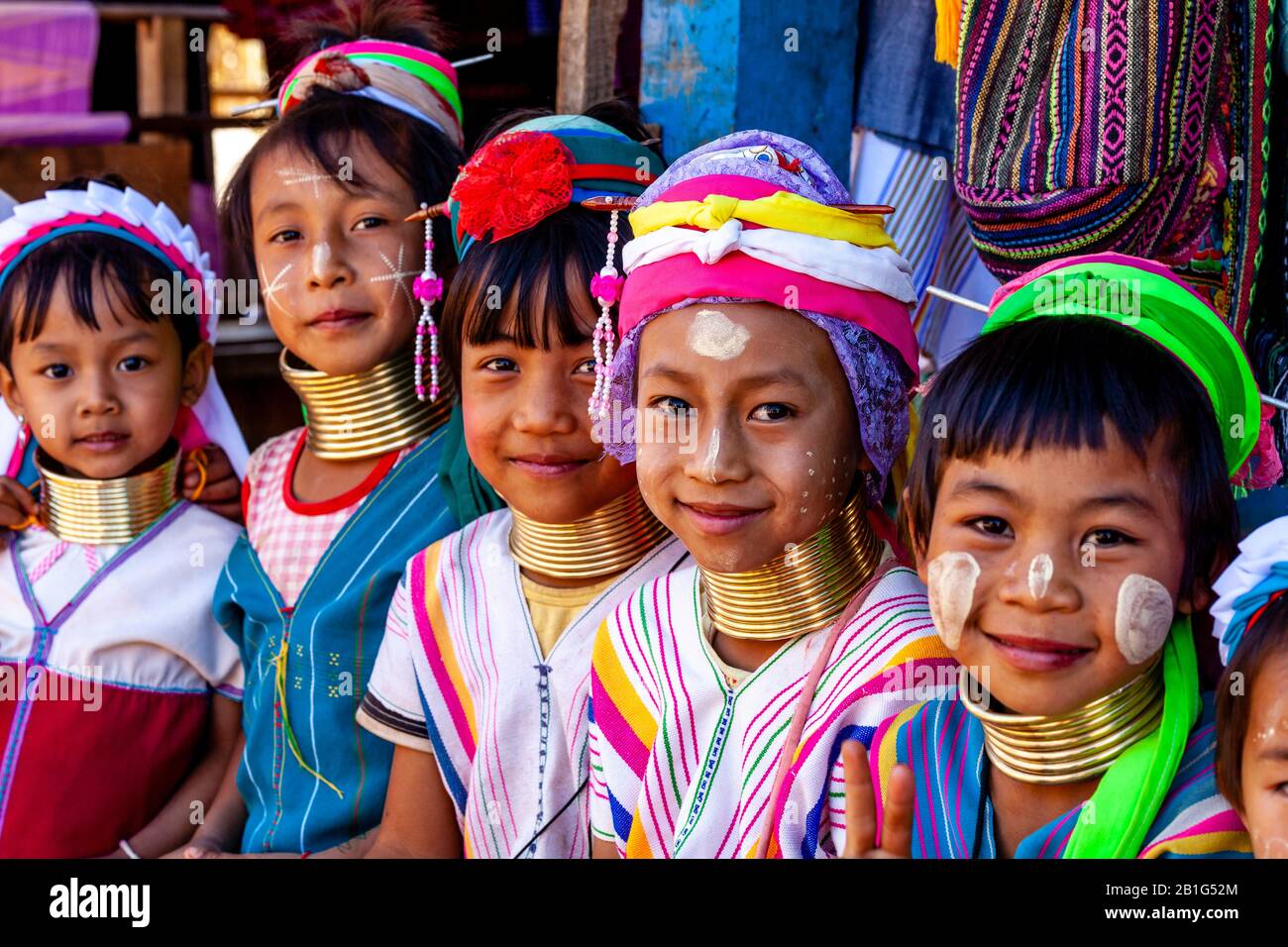 Un Gruppo Di Bambini Del Gruppo Di Minoranza Di Kayan (Collo Lungo) Nel Costume Tradizionale, Villaggio Del Pan Pet, Loikaw, Stato Di Kayah, Myanmar. Foto Stock