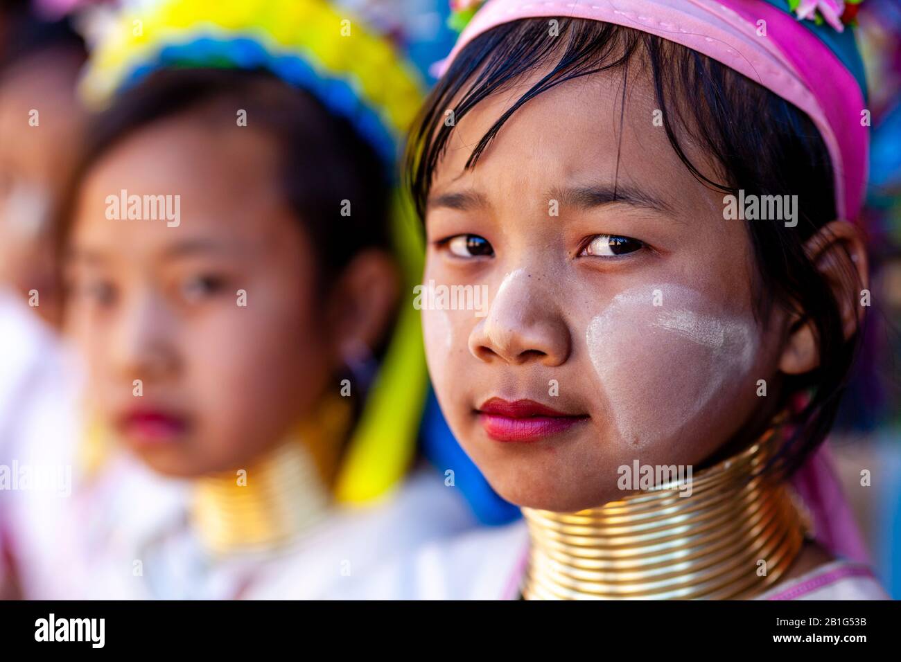 Un Gruppo Di Bambini Del Gruppo Di Minoranza Di Kayan (Collo Lungo) Nel Costume Tradizionale, Villaggio Del Pan Pet, Loikaw, Stato Di Kayah, Myanmar. Foto Stock