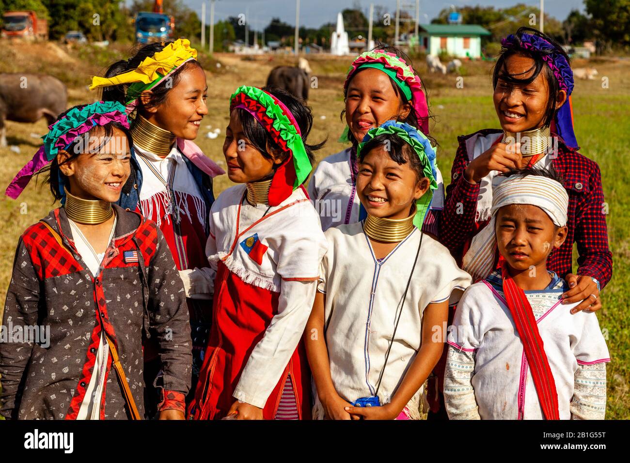 Un Gruppo Di Bambini Del Gruppo Di Minoranza Kayan (Long Neck), Loikaw, Stato Di Kayah, Myanmar. Foto Stock
