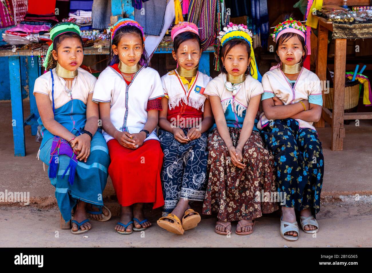 Un Gruppo Di Bambini Del Gruppo Di Minoranza Kayan (Collo Lungo), Pan Pet Village, Loikaw, Kayah State, Myanmar. Foto Stock