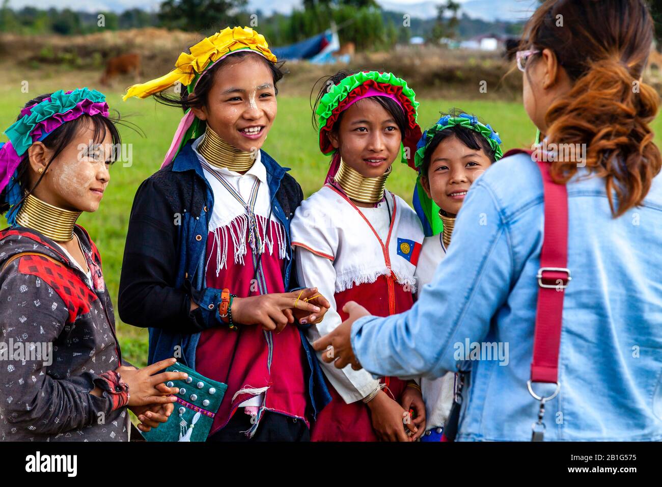 Un Gruppo Di Bambini Del Gruppo Di Minoranza Kayan (Collo Lungo) Che Parla Con Un Turista, Loikaw, Stato Di Kayah, Myanmar. Foto Stock