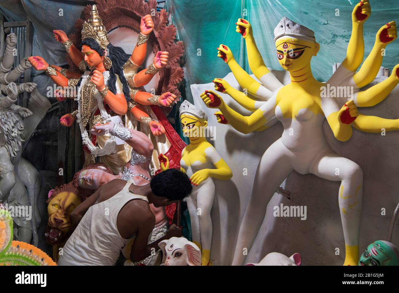 L'immagine di Fare degli idoli di argilla Durga a Kumortuli è un tradizionale quartiere dei ceramisti nel nord di Calcutta, nel Bengala Occidentale. India, Asia Foto Stock
