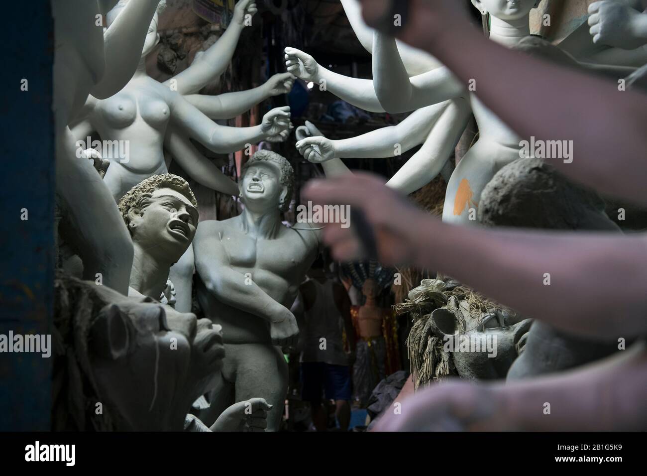 L'immagine di Durga Clay idols a Kumortuli è un tradizionale quartiere dei ceramisti nel nord di Calcutta, nel Bengala Occidentale. India, Asia Foto Stock
