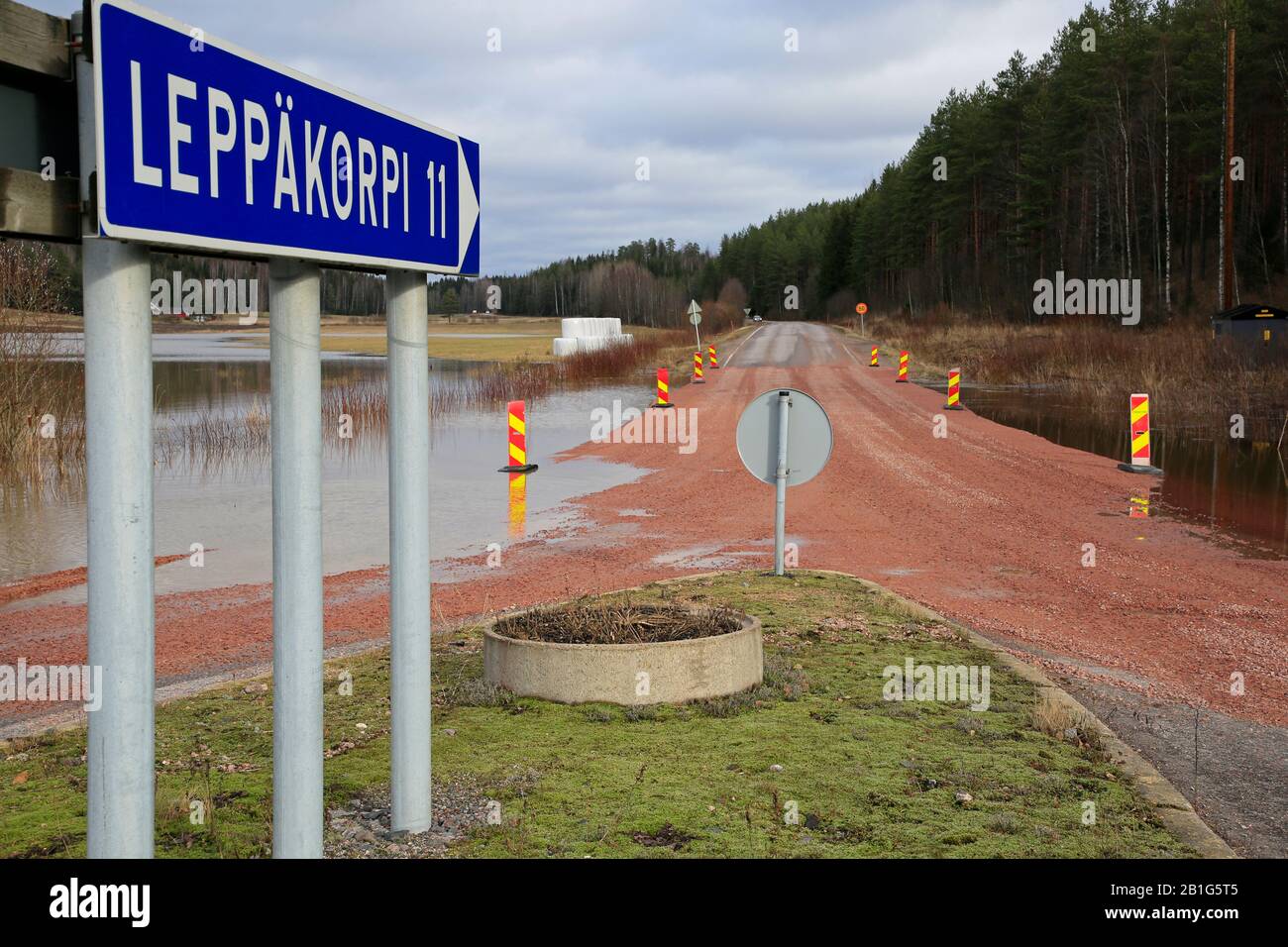 Strada allagata 11101 fuori dall'autostrada 110. La strada è stata sollevata per impedire che venga interrotta dal fiume Hämjoki. Lohja, Finlandia. 23 Febbraio 2020. Foto Stock