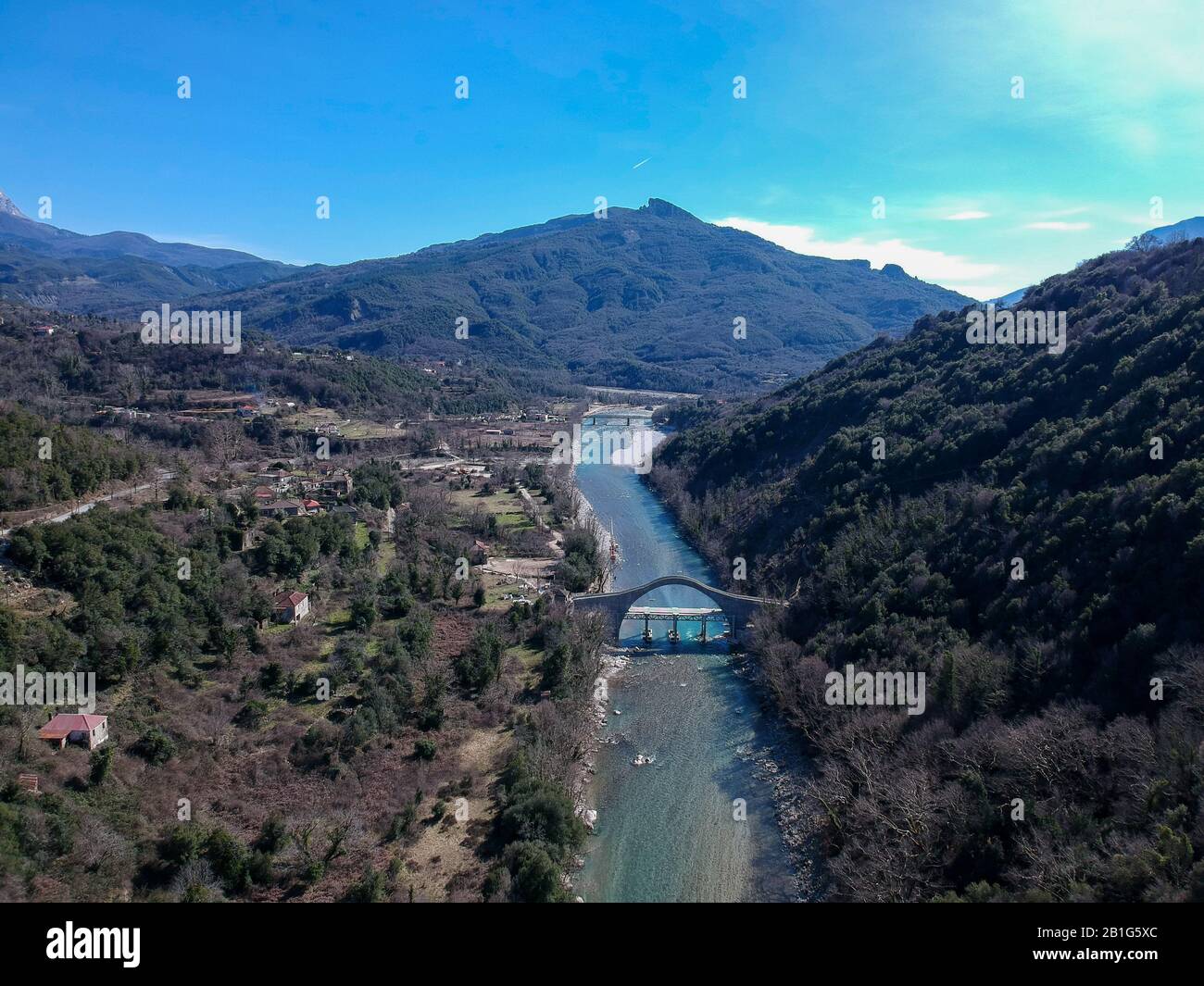 Ioannina Grecia NUOVO ponte di pietra riedificato di Plaka nel fiume arachthos tzoumerka, collega ioannina e Arta City, la vecchia era crollata nel 2015 Foto Stock