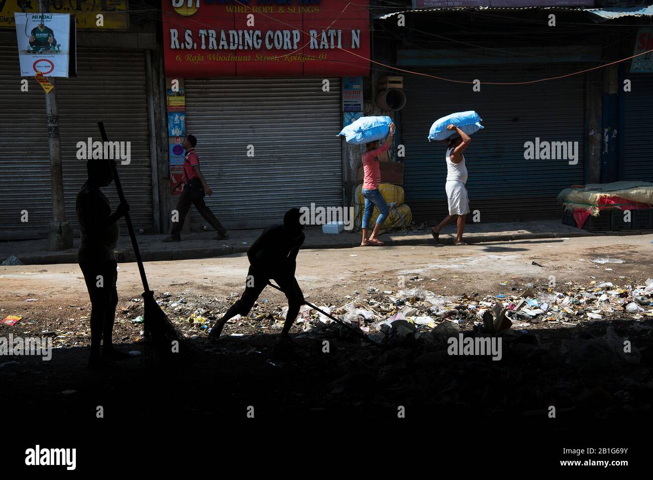 L'immagine dei Sweepers nelle strade del porto di Kolkata, Bengala Occidentale. India, Asia Foto Stock