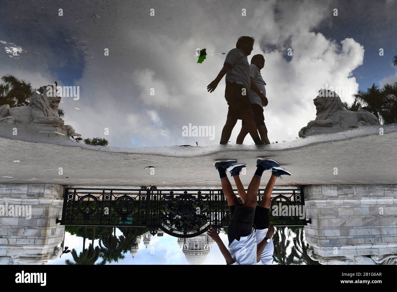 L'immagine dei camminatori Del Mattino al Victoria Memorial riflessione Calcutta Kolkata Bengala Occidentale India Asia Foto Stock