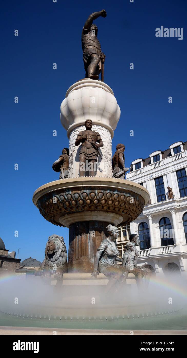 Skopje, Macedonia del Nord, 27 giugno 2019: Statue e spruzzi d'acqua di fontana, monumento che rappresenta la vita di Alessandro il grande, Skopje centro città Foto Stock