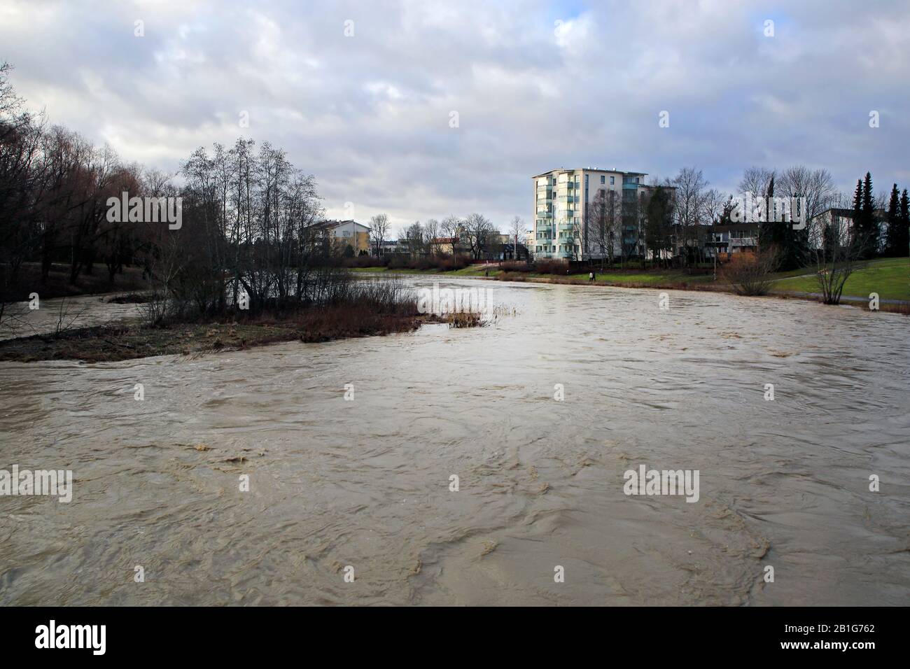 Fiume Salonjoki in piena dopo febbraio 2020 tempeste e forti precipitazioni. Salo, Finlandia, 23 Febbraio 2020. Foto Stock