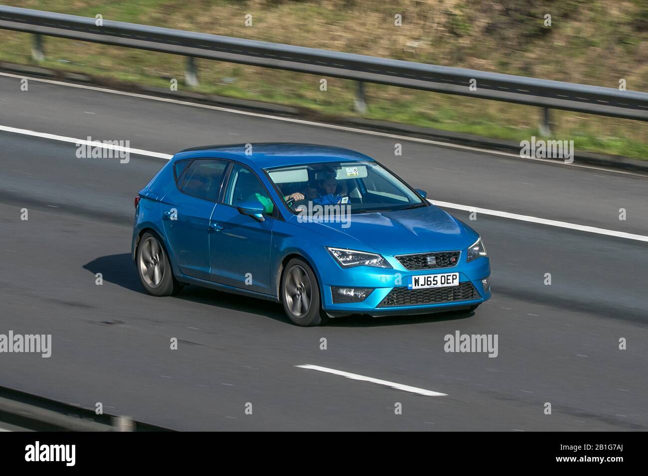 2016 SEAT Leon FR Technology TDI; guida in auto sull'autostrada M6 vicino Preston a Lancashire, Regno Unito Foto Stock