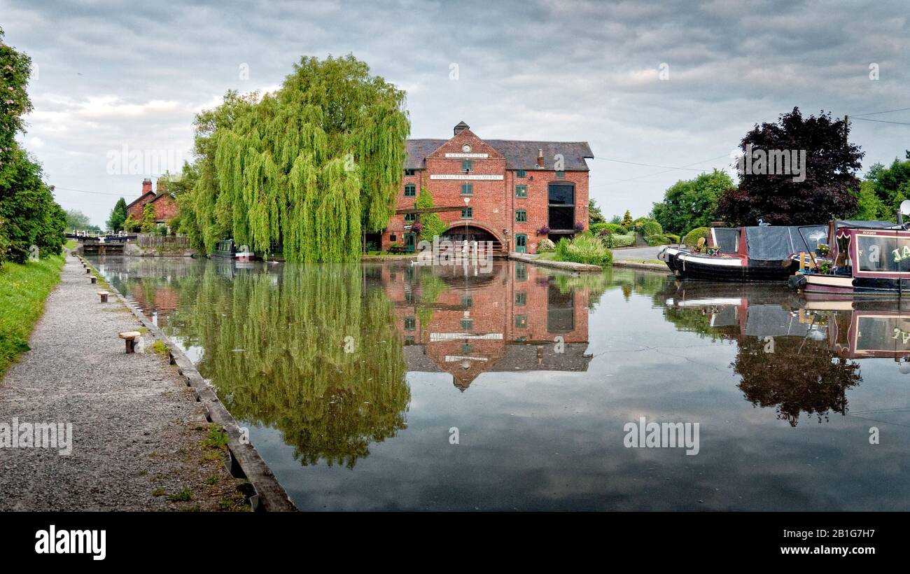 The Clock Warehouse pub and Shardlow Lock on the Trent and Mersey Canal at Shardlow, Derbyshire, England, UK, Britain, Foto Stock