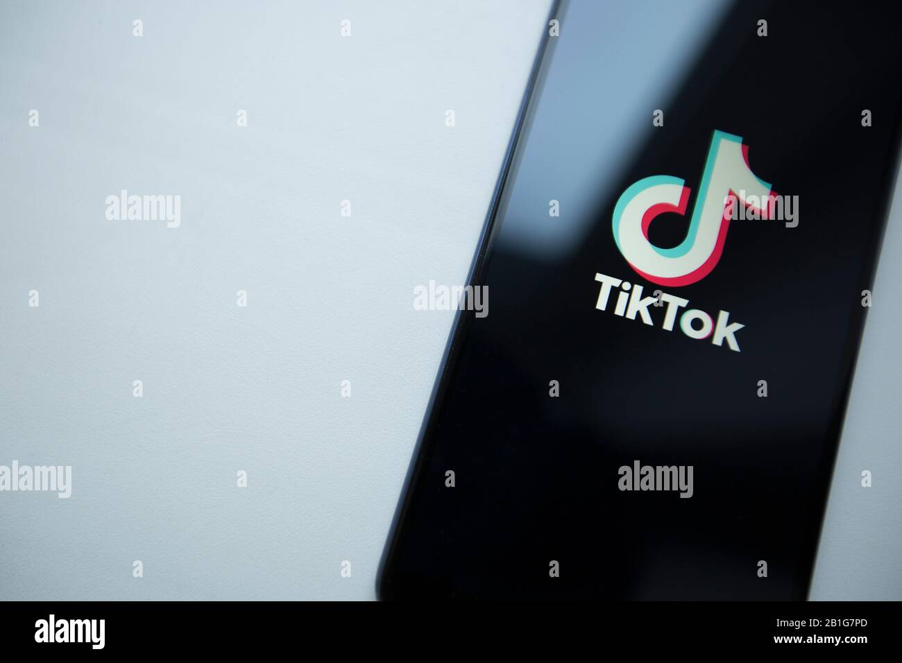 Ucraina, Kiev - 22th dicembre 2019 : logo Tik Tok sullo schermo del telefono. Applicazione per la creazione di brevi video. Foto Stock