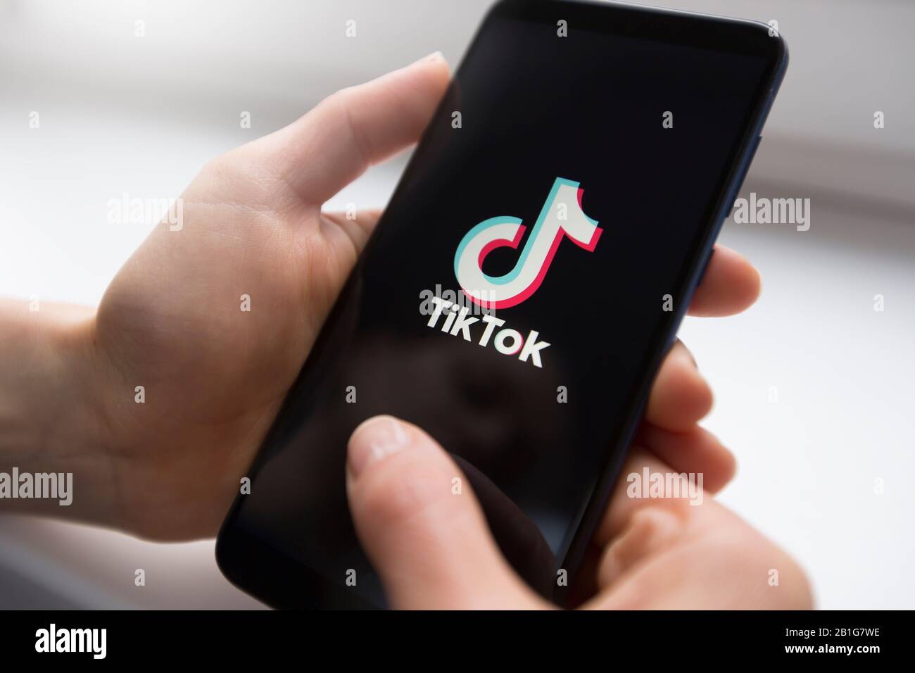 Ucraina, Kiev - 22th dicembre 2019 : logo Tik Tok sullo schermo del telefono. Applicazione per la creazione di brevi video. Foto Stock