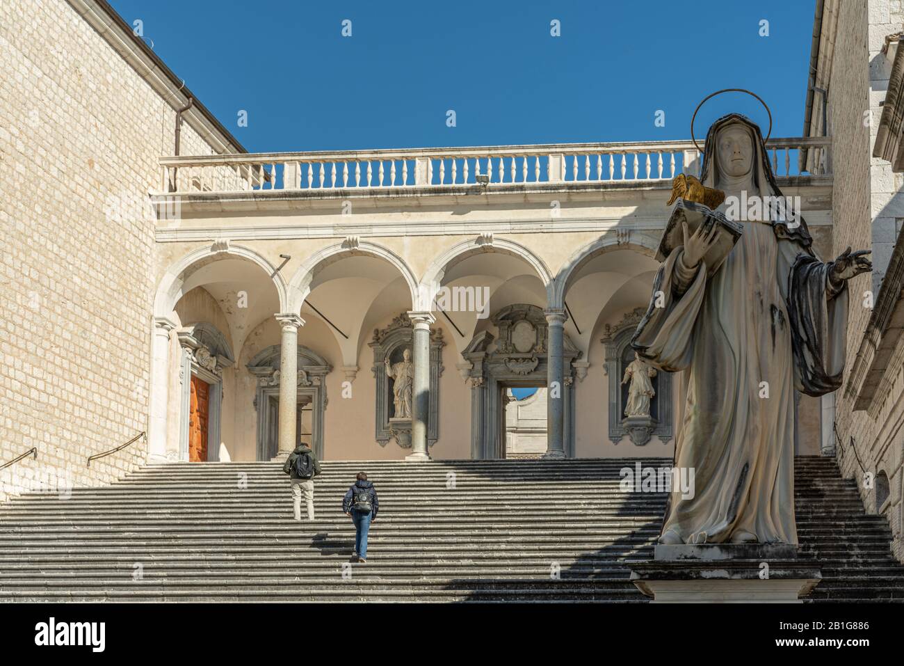 Statua in marmo di Santa Scolastica nel Chiostro del Bramante, abbazia di Montecassino Foto Stock
