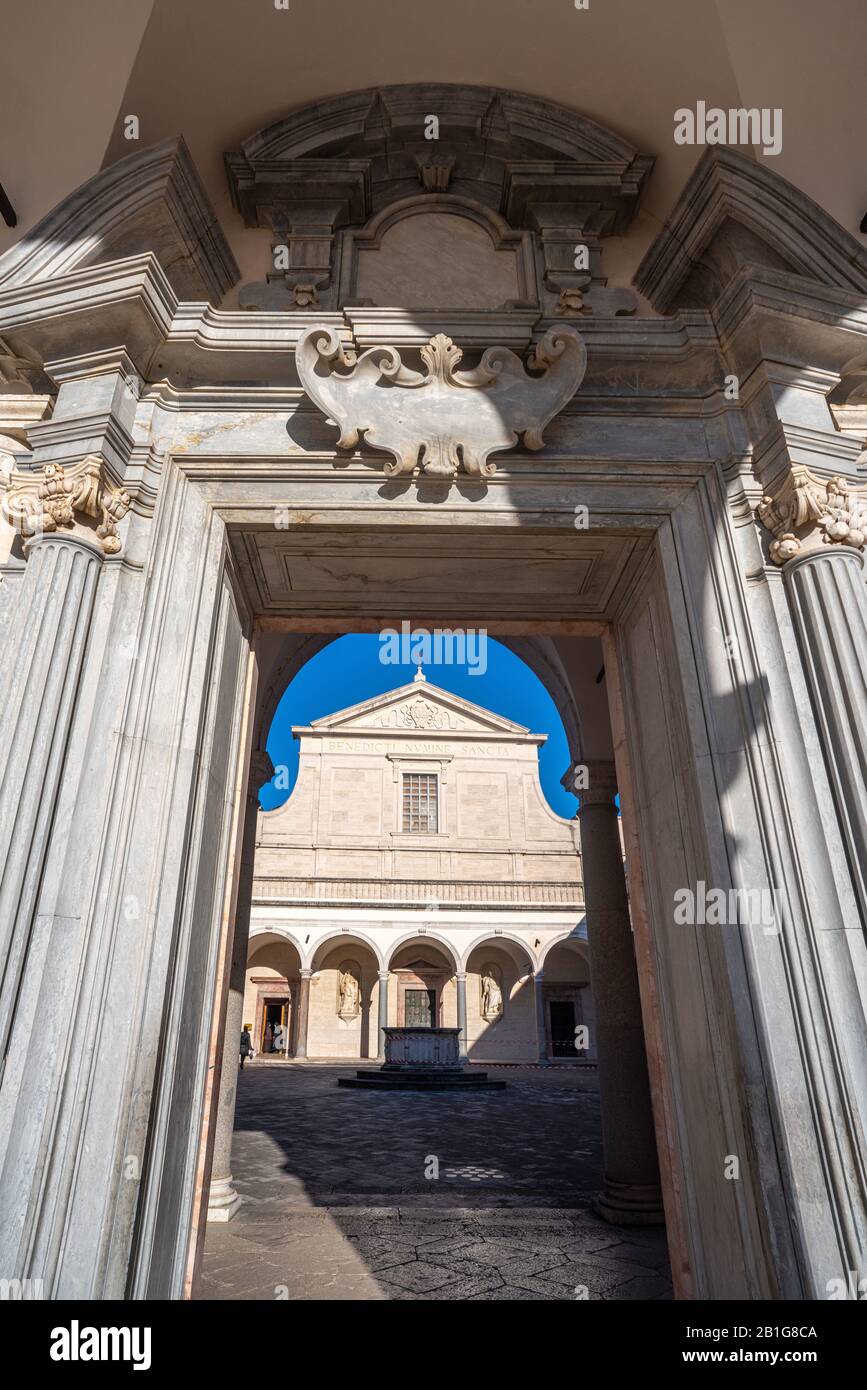 Ingresso al chiostro del monastero di Montecassino Foto Stock