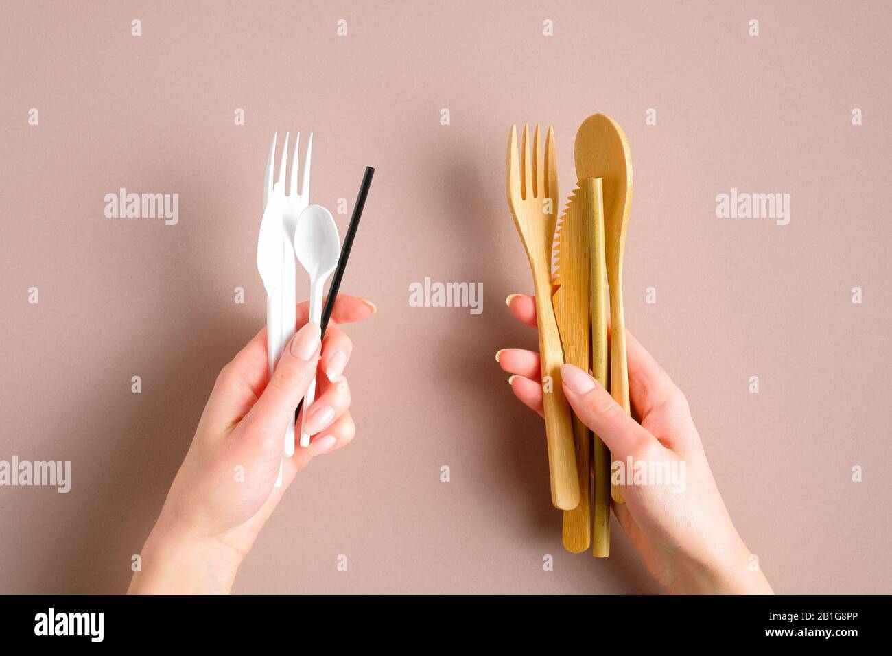 Posateria monouso in plastica a confronto con stoviglie riutilizzabili in bambù. Disposizione piatta, vista dall'alto. Foto Stock