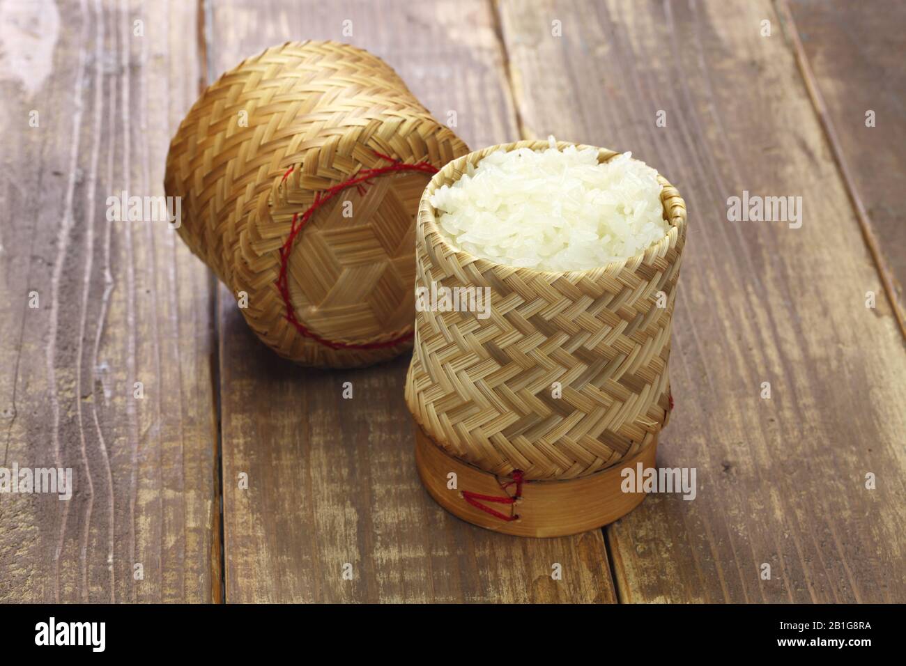 il riso appiccicoso cotto al vapore è in contenitore di bambù; cibo tailandese laos Foto Stock