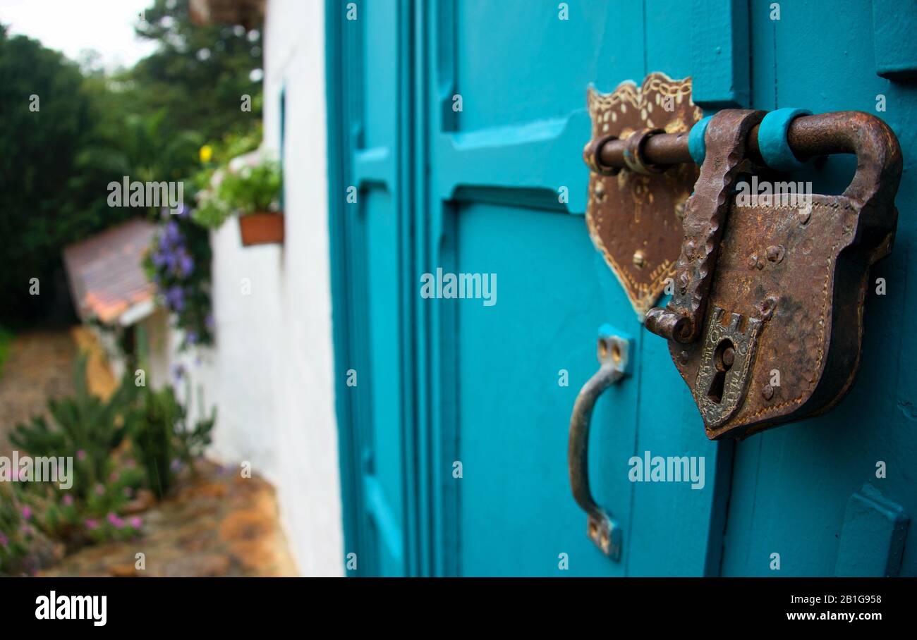 Vecchia bella serratura sulla porta blu a BARICHARA Colombia Foto Stock