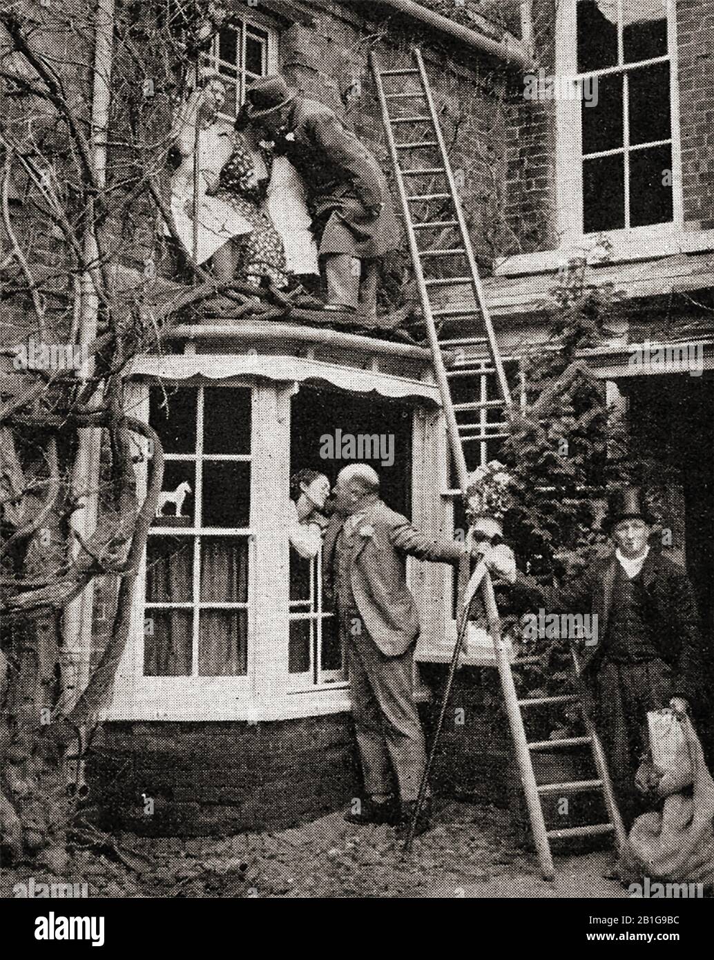 Una storica fotografia stampata Della Decima o Tuttimen (Crier, Bellman e Assistente Bailiff) di Hungerford che effettua l'annuale consuetudine di Hock Tide a Hungerford, rivendicando una moneta da ogni maschio e un bacio dalle femmine. Gli uomini tutti trascorrono il loro tempo dalle 9:00 alle 21:00 viaggiando per la città portando con sé stanghe lunghe due metri decorate con fiori profumati e portando con sé una scala che raccoglie ‘penny' in una cerimonia che risale ai tempi medievali. Moderno Tuttimen può essere femminile. Hocktide, Hock tide o Hoke Days è il Lunedi e Martedì nella seconda settimana dopo Pasqua. Foto Stock