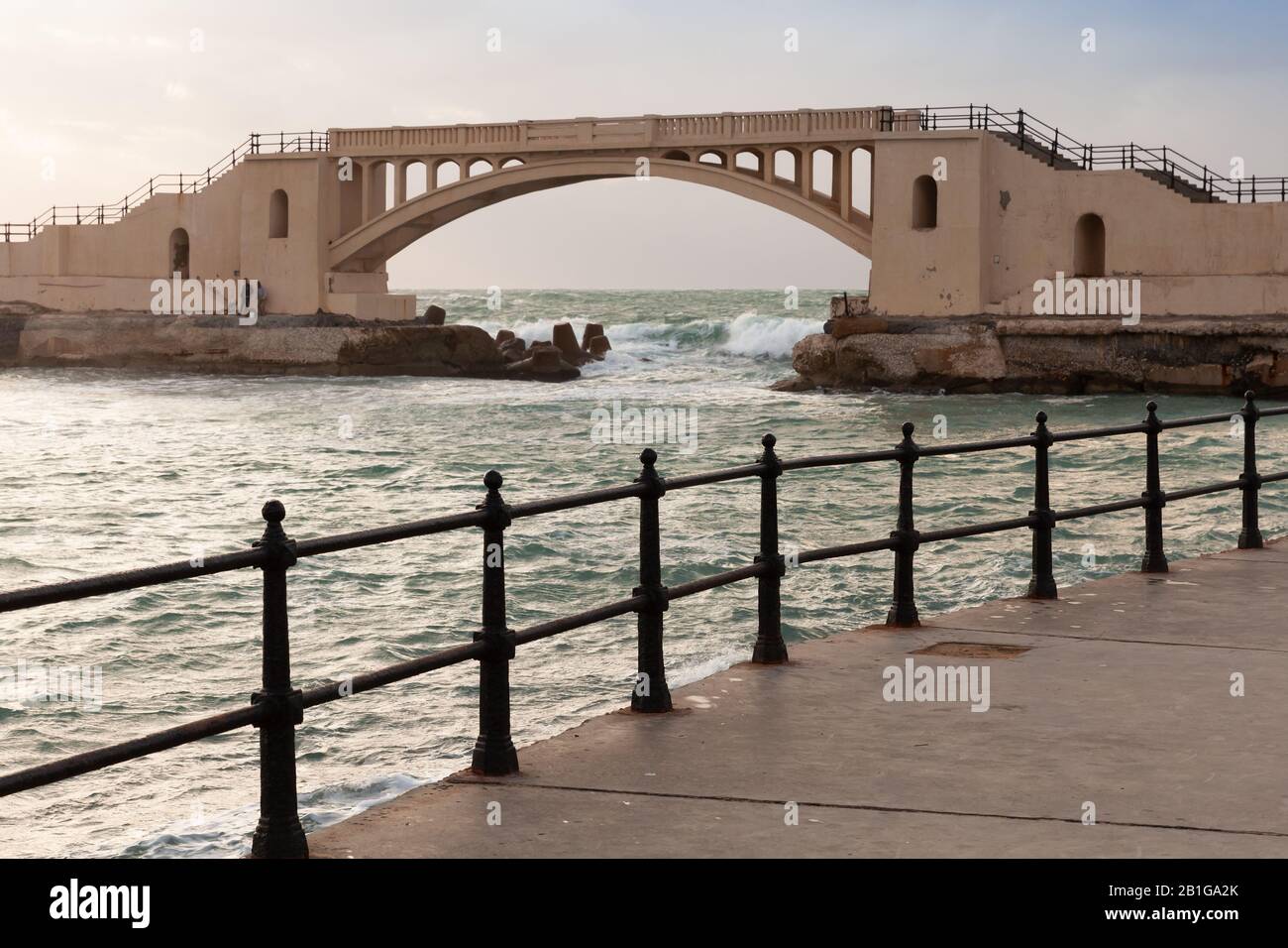 Paesaggio con ringhiere costiere e ponte di Montazah su uno sfondo, Alessandria, Egitto Foto Stock