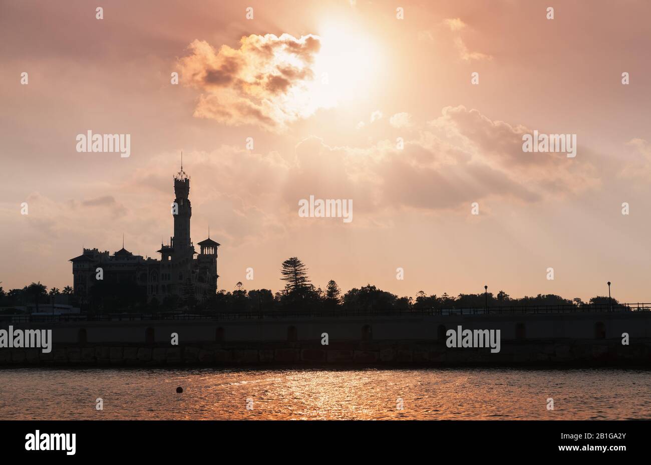 Paesaggio con Montazah palazzo silhouette sotto cielo nuvoloso sera, Alessandria, Egitto Foto Stock