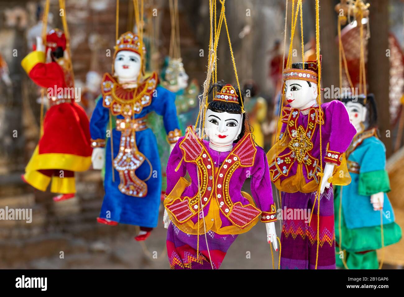 Marionette tradizionali in vendita alla Pagoda Maha Sandar Mahi, Amarapura, Mandalay Regione, Myanmar Foto Stock