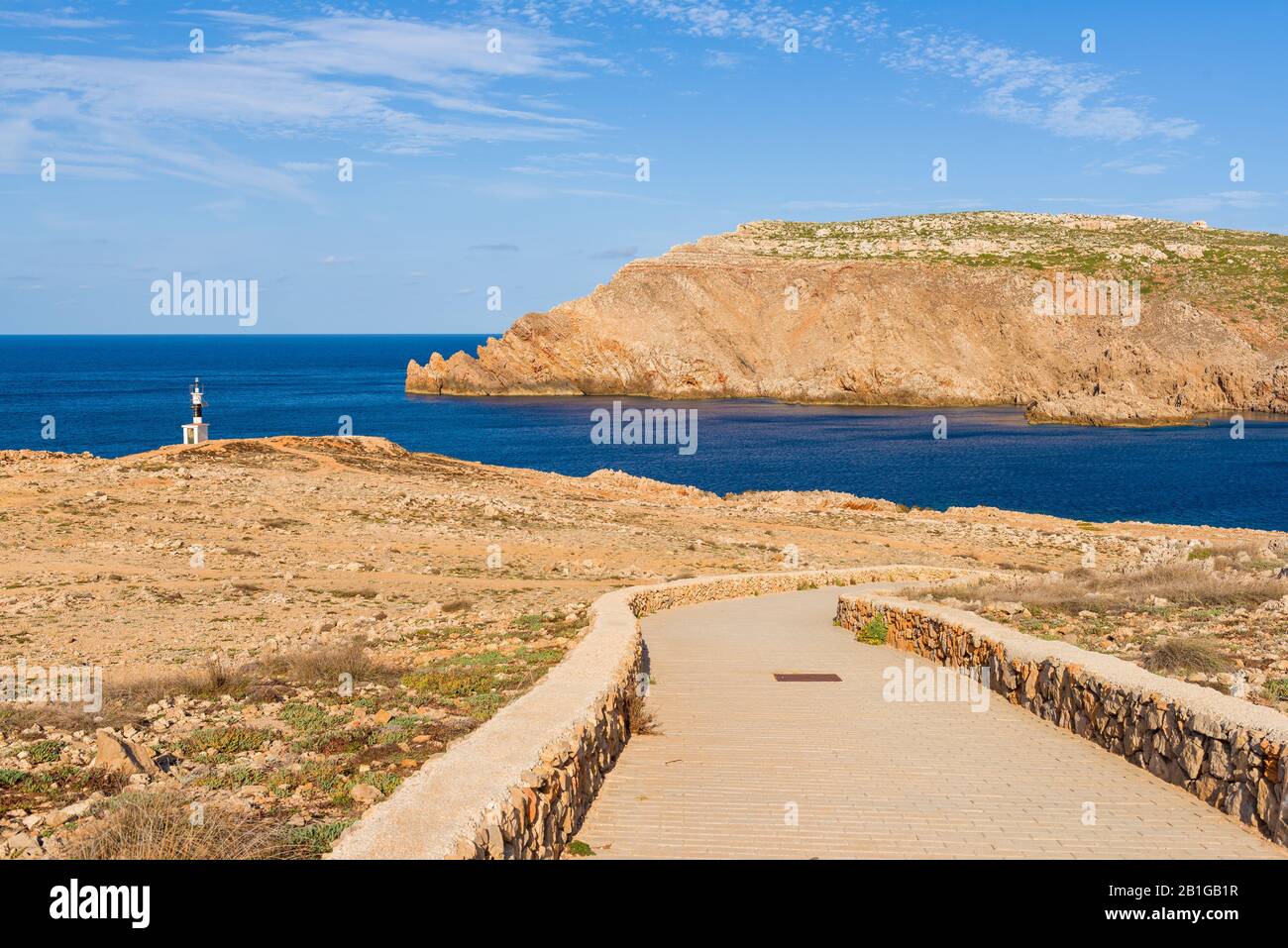 Sentiero con vista sul mare e sulla costa settentrionale della splendida isola di Minorca. Spagna Foto Stock