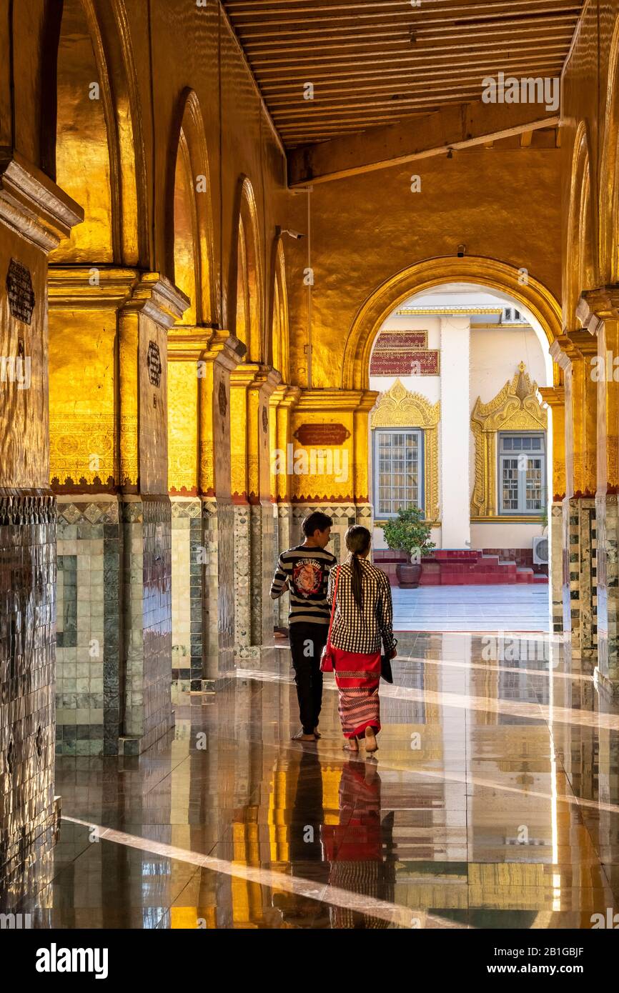 Collonade Soleggiate Alla Pagoda Di Mahamuni, Mandalay, Regione Di Mandalay, Myanmar Foto Stock