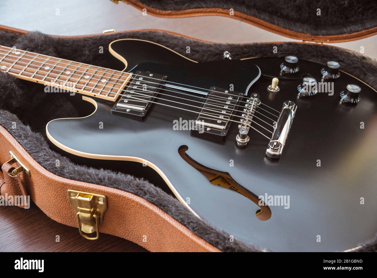 Chitarra elettrica a corpo Semi Cavo Gibson ES 339 Style primo piano in caso di fondo in legno Foto Stock