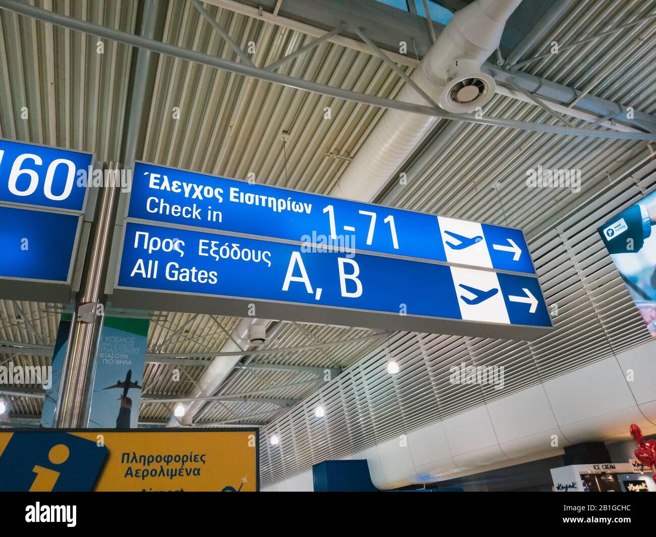 Atene, Grecia - Febbraio, 11 2020: Aeroporto Internazionale Di Atene Eleftherios Venizelos. Una bacheca informativa per i passeggeri, indicazioni stradali per i cancelli Foto Stock