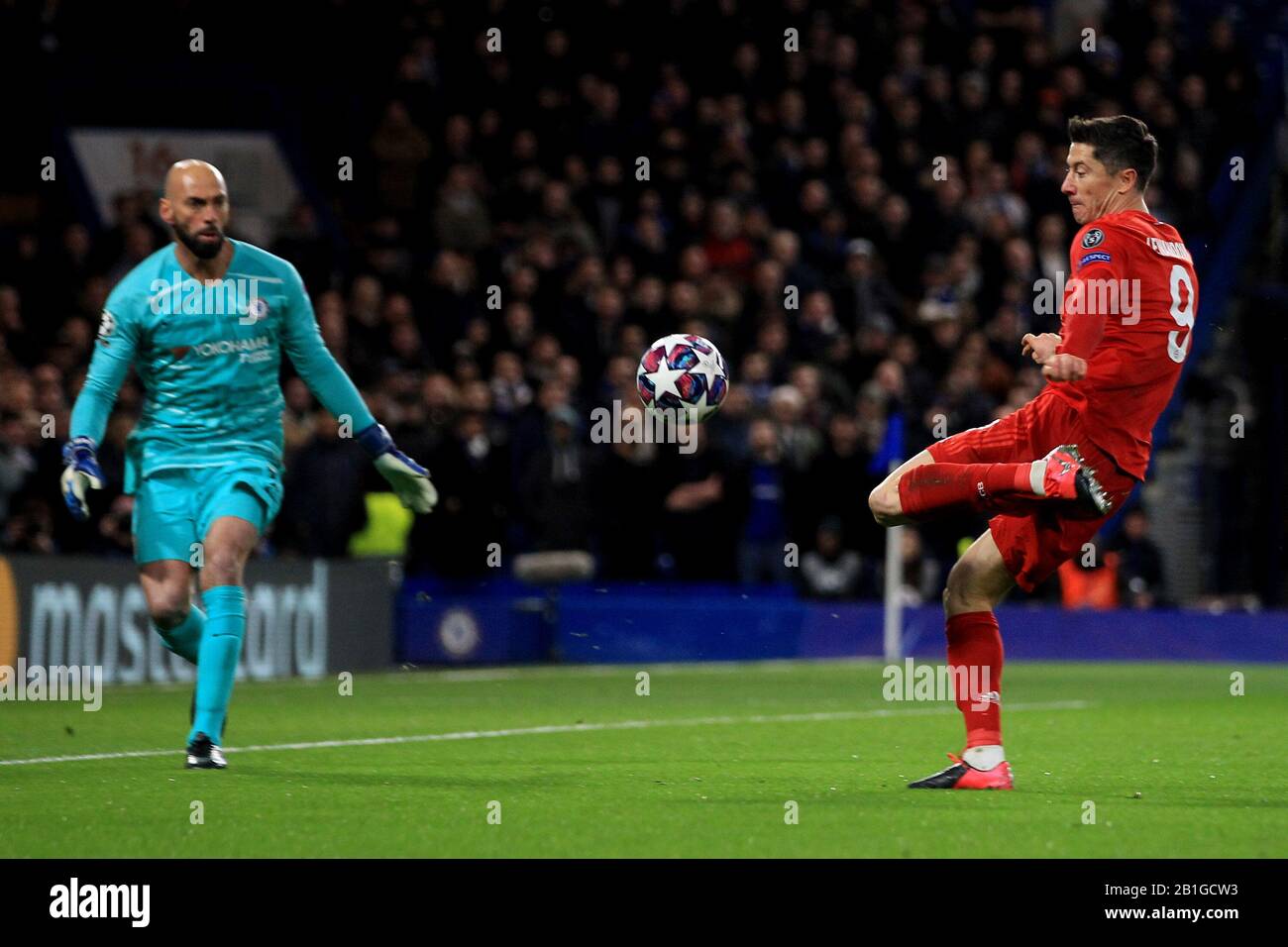 Robert Lewandowski del Bayern Monaco (L) scatta un colpo all'obiettivo che è salvato da Willy Caballero, il portiere di Chelsea (R). UEFA Champions League, round of 16, 1st leg match, Chelsea v Bayern Munich allo stadio Stamford Bridge di Chelsea, Londra martedì 25th febbraio 2020. Questa immagine può essere utilizzata solo a scopo editoriale. Solo uso editoriale, licenza richiesta per uso commerciale. Nessuna utilizzazione nelle scommesse, nei giochi o nelle pubblicazioni di un singolo club/campionato/giocatore. PIC by Steffan Bowen/Andrew Orchard sports photography/Alamy Live News Foto Stock