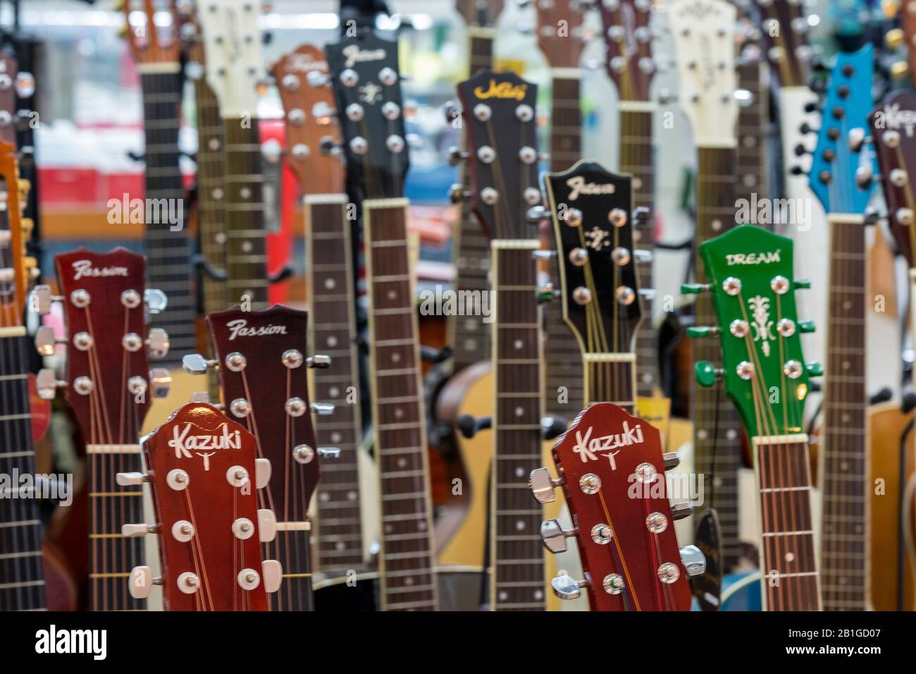 un sacco di diverse teste di macchina per chitarra e schede fret che rendono un astratto primo piano immagine modello Foto Stock